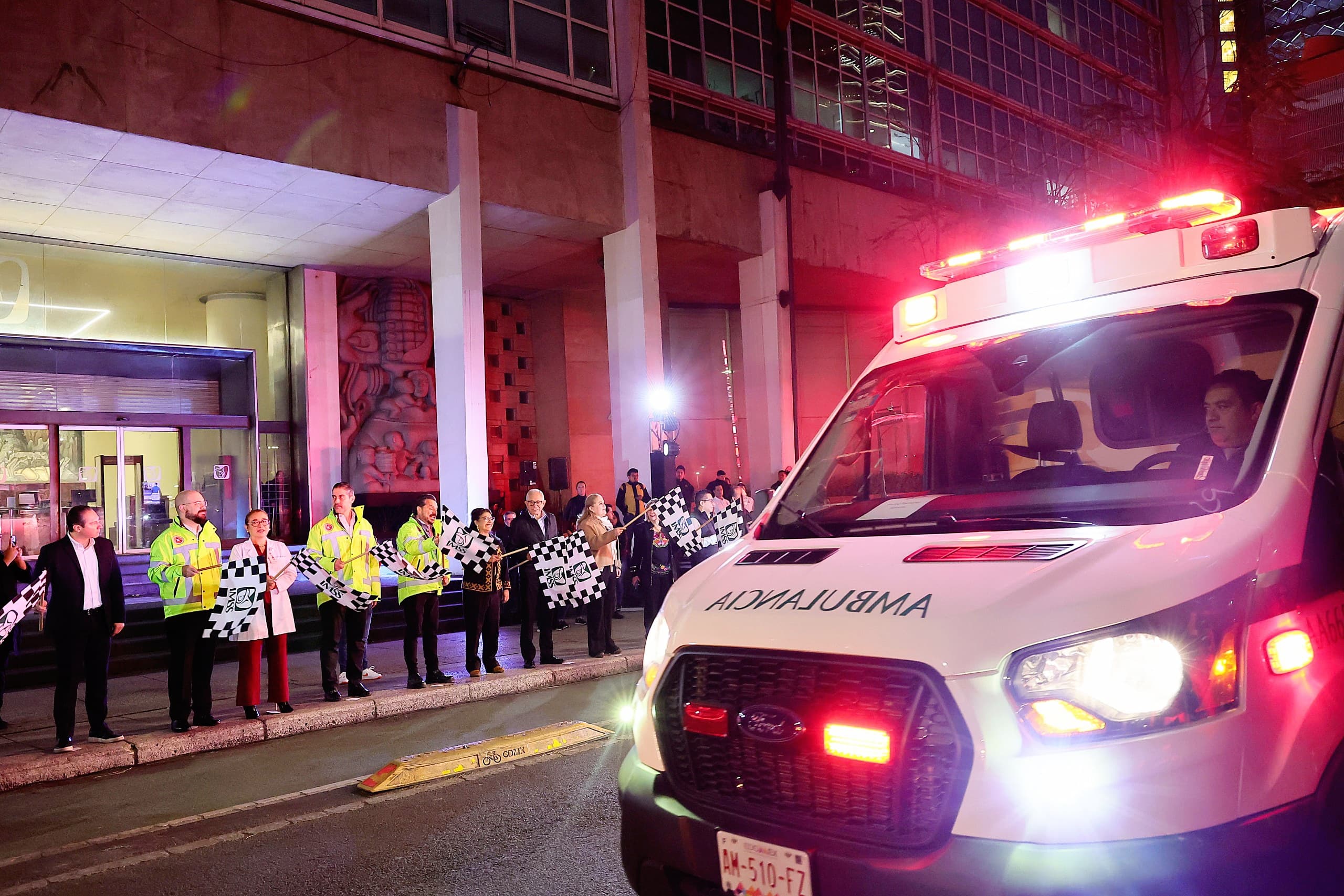 Más salud para la CDMX: Clara Brugada da luz verde a mil ambulancias del IMSS