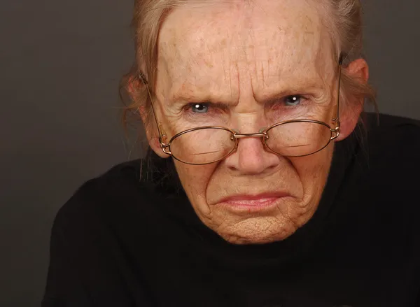El mito del viejo cascarrabias: la edad nos hace más amables, no más irritables