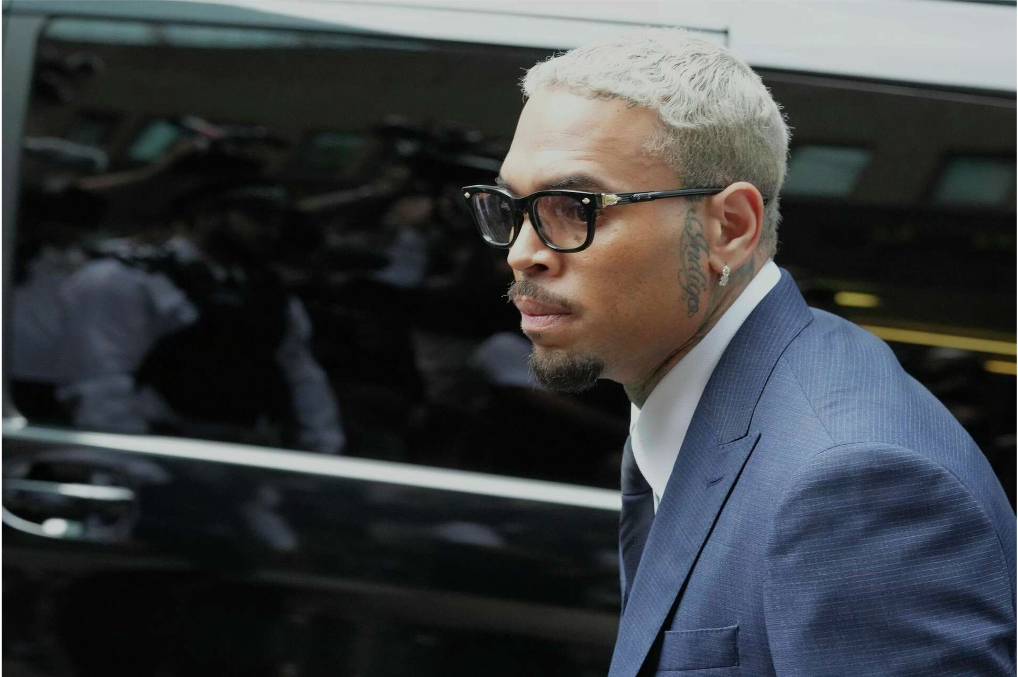 Chris Brown se declara inocente tras ser acusado de agresión con botella en un club de Londres