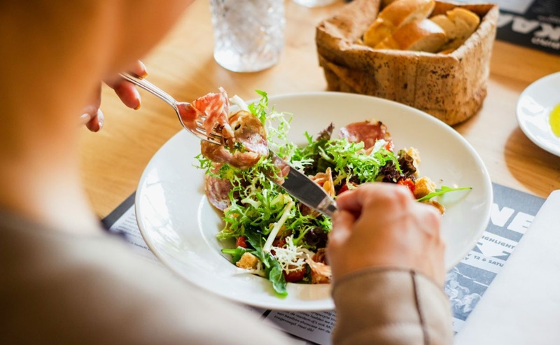 Esta es la dieta clave para perder peso sin debilitar los huesos