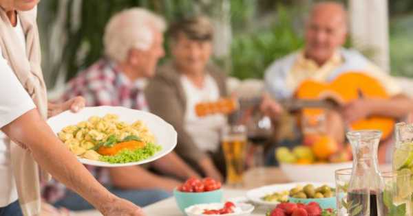 Qué comen los centenarios: los secretos de la longevidad en la mesa