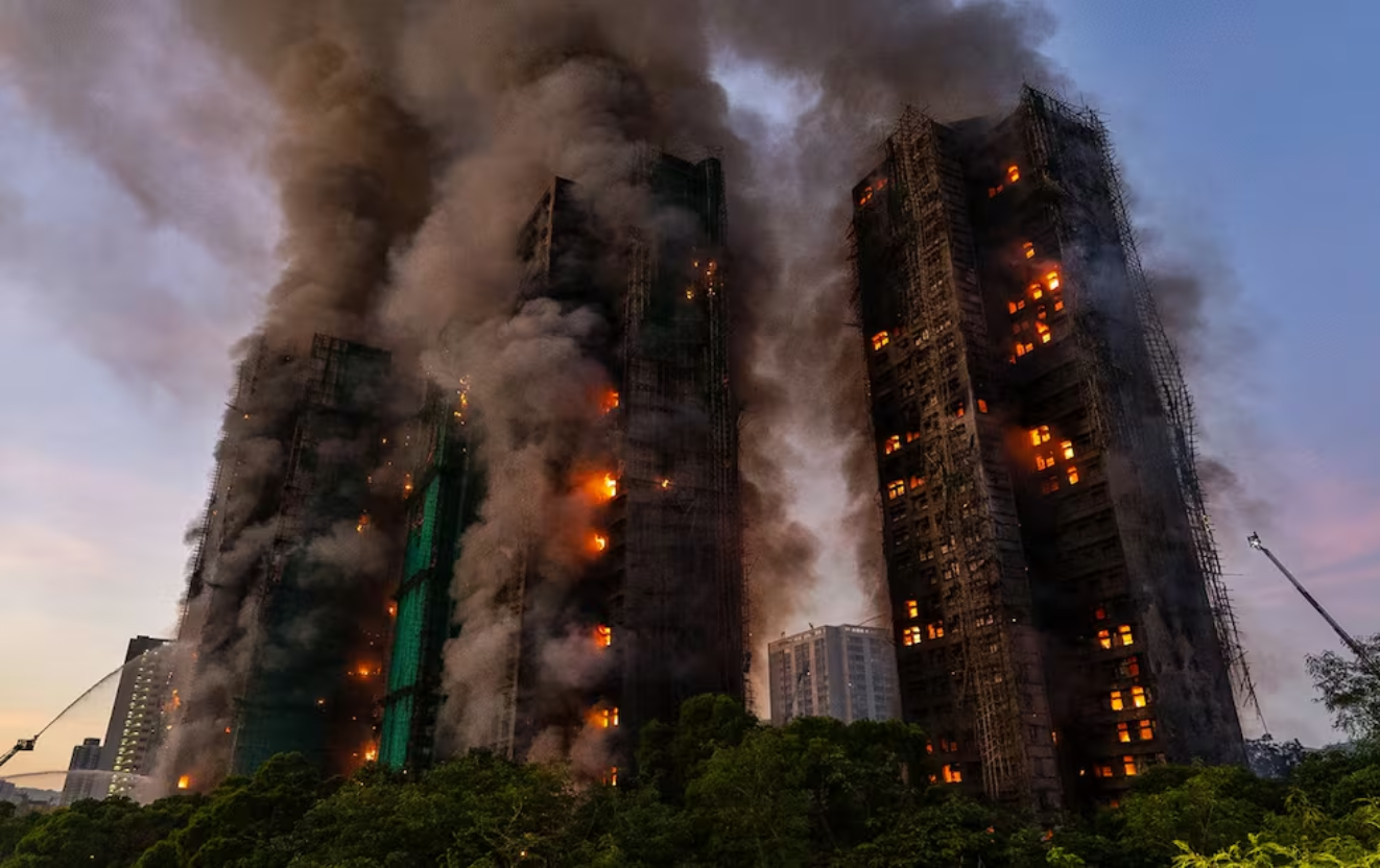 Arrestan a 13 presuntos responsables de incendios en edificios de Hong Kong